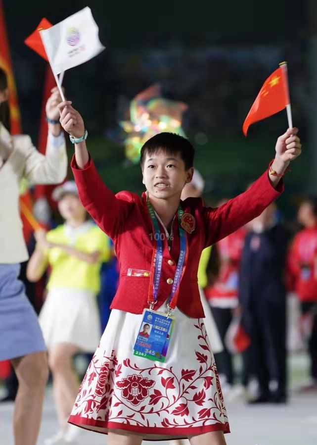 运动员们的拼搏精神激励着观众