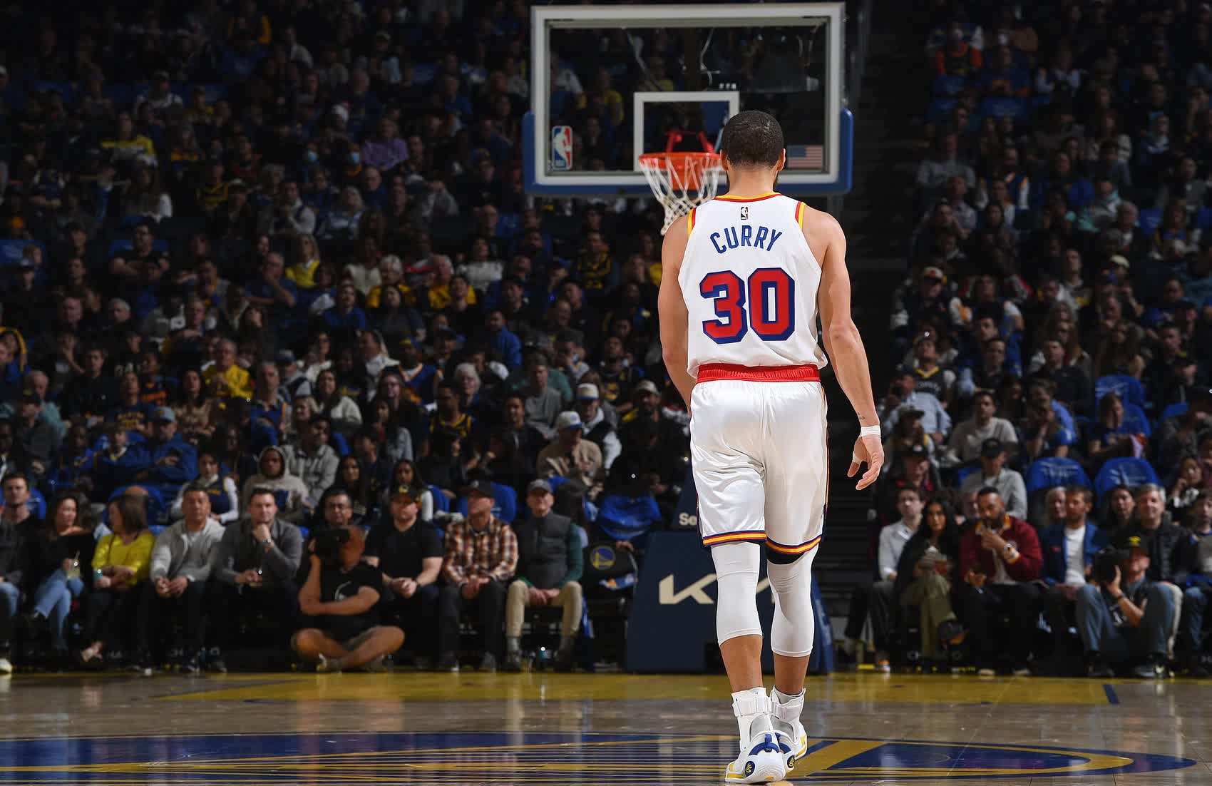 NBA勇士队领先太阳队，取得赛季最佳成绩