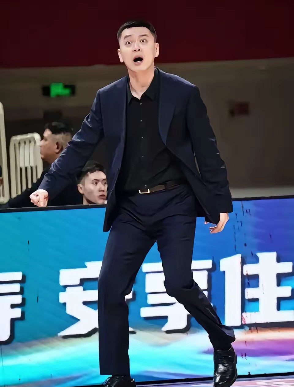 困难重重！队伍艰难逆转取得冠军的简单介绍