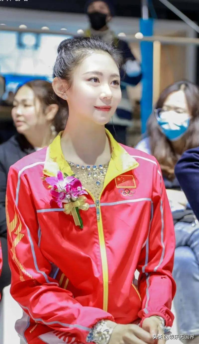 运动员身体横贯,表现出众耀眼 运动员身体横贯,表现出众耀眼