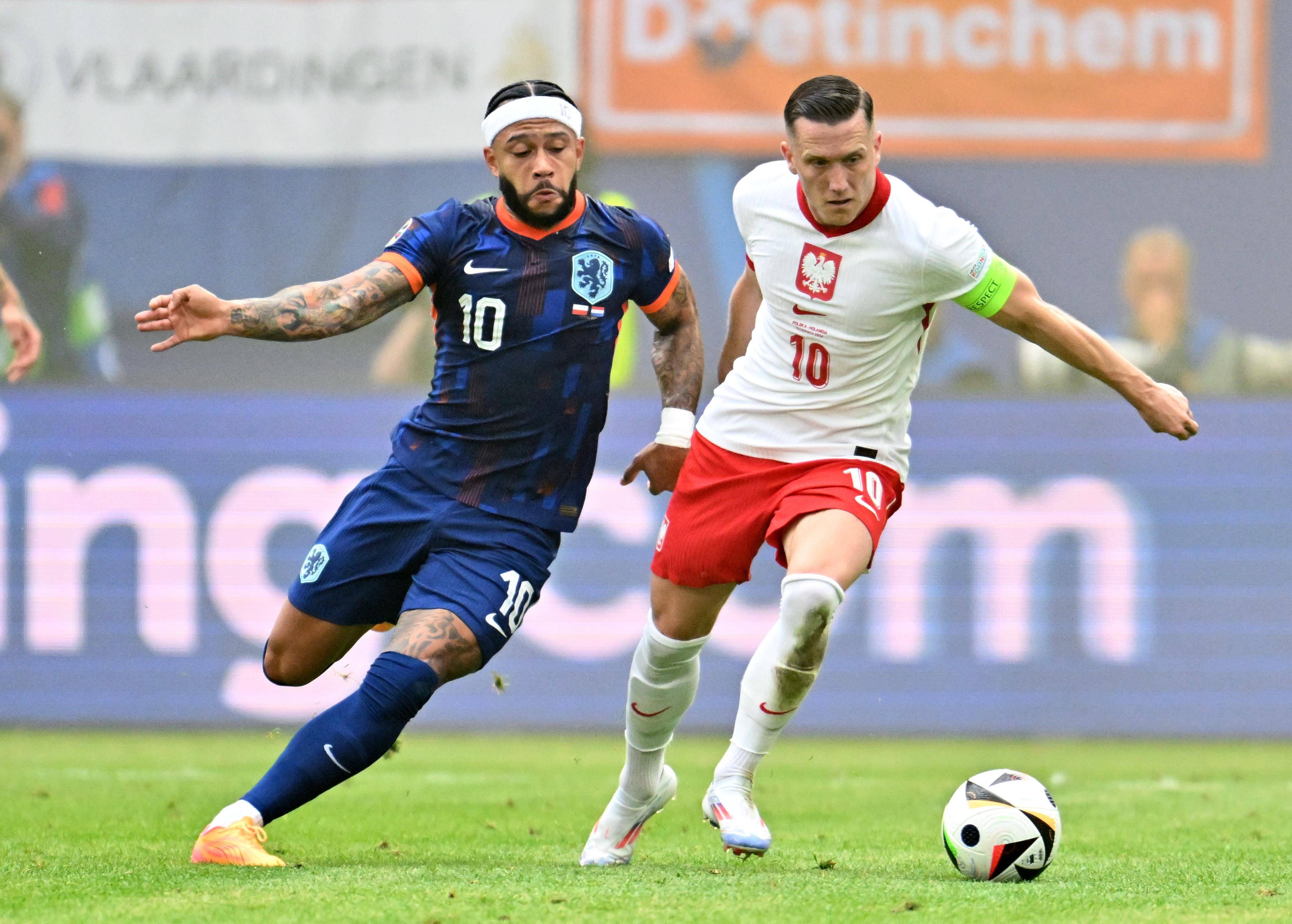 足球比赛惊现精彩一幕：团队配合胜出的简单介绍