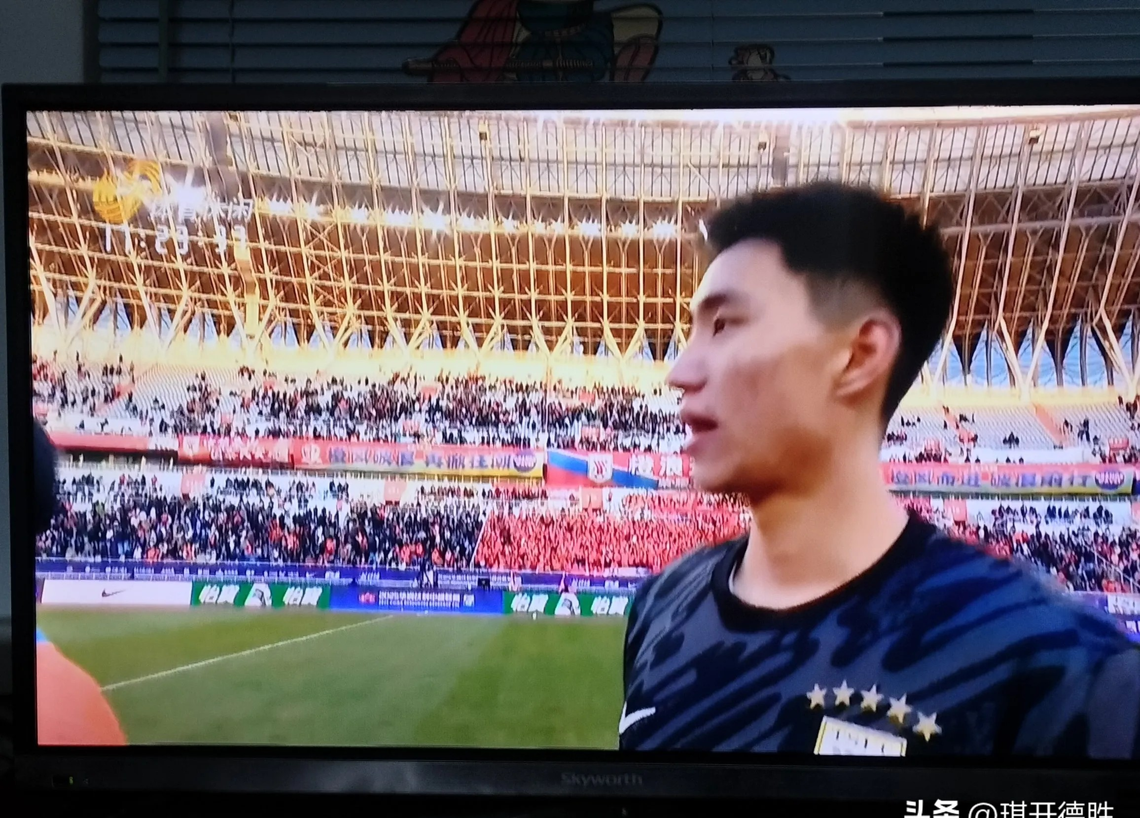 比赛中中场球员带队出奇制胜，善用战术