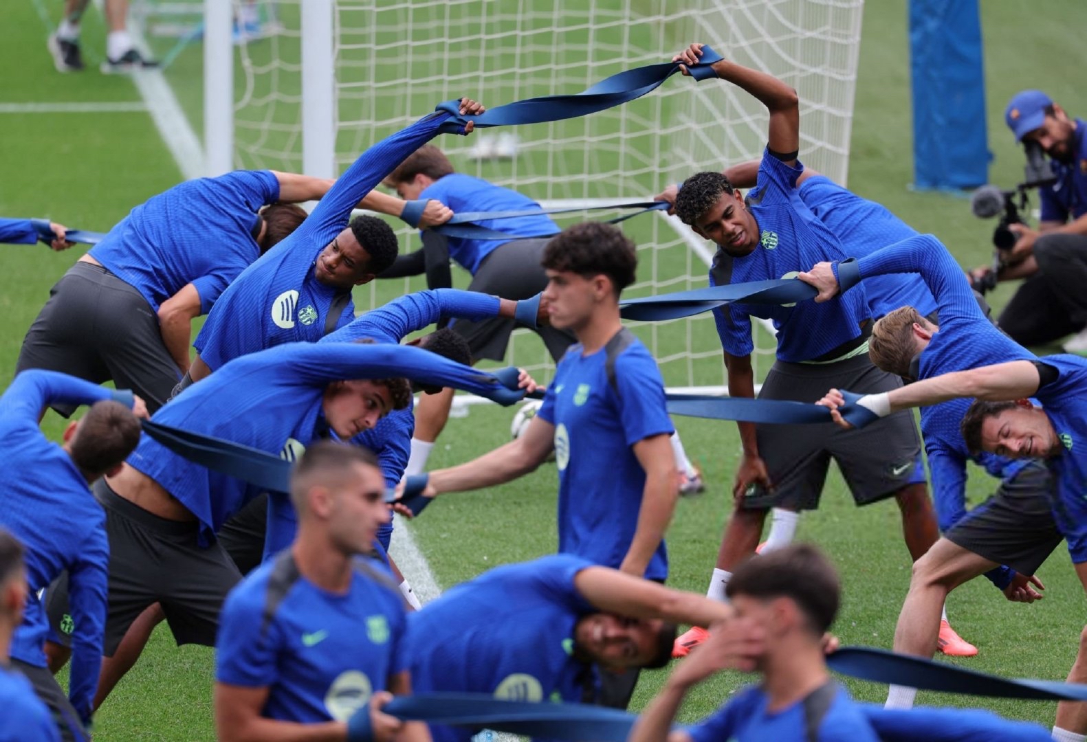 比赛中中场球员带队出奇制胜，善用战术