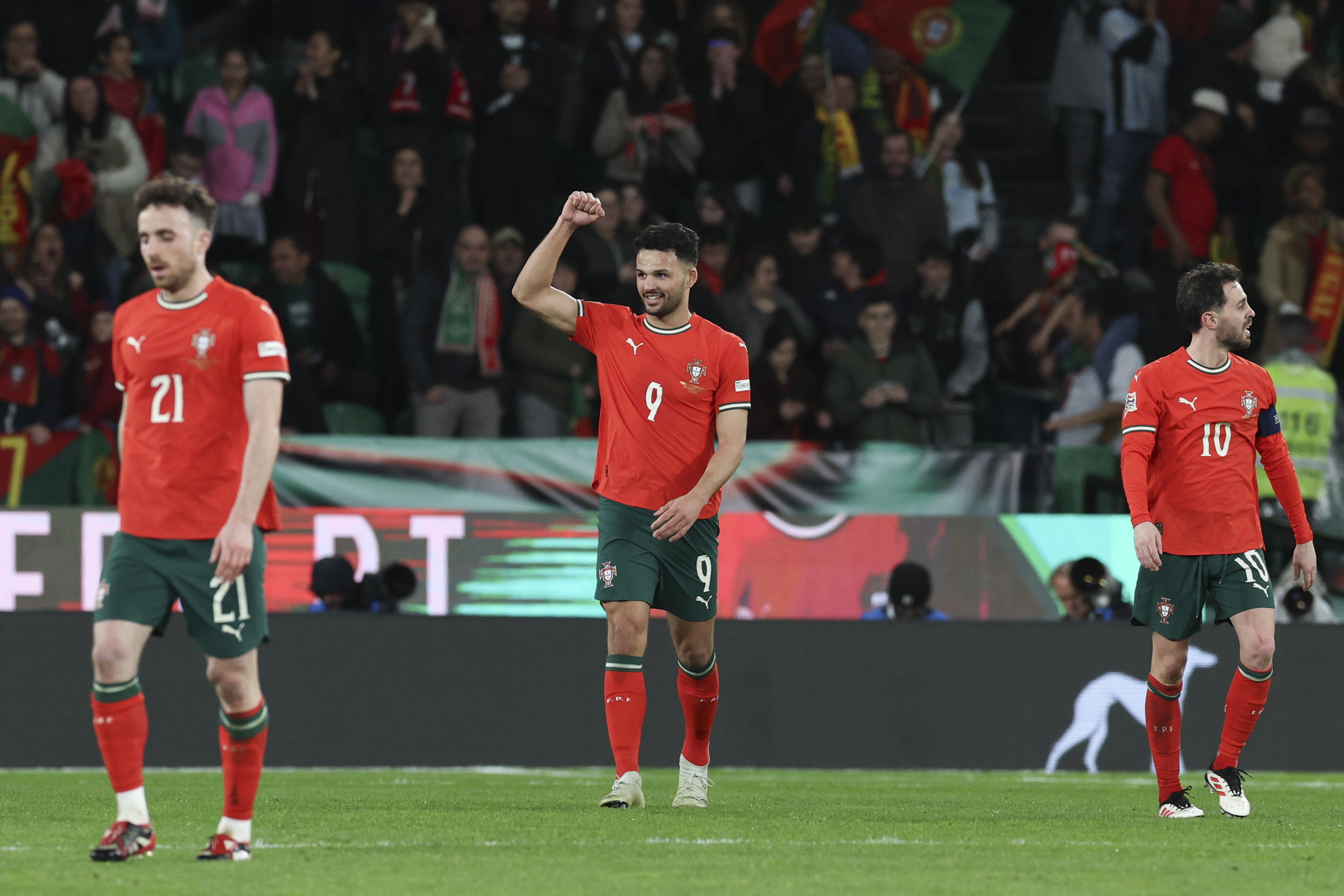 包含蓄势待发！欧洲足球盛事前夕开启的词条