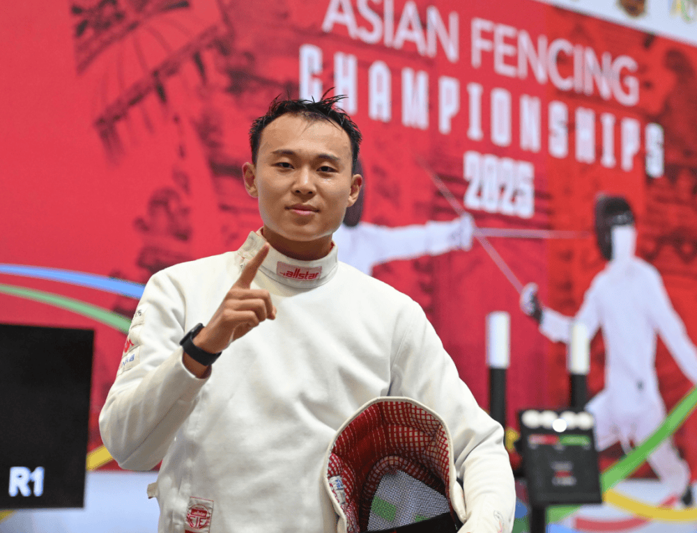 阿联酋击剑选手技艺高超,夺冠 阿联酋击剑选手技艺高超,夺冠