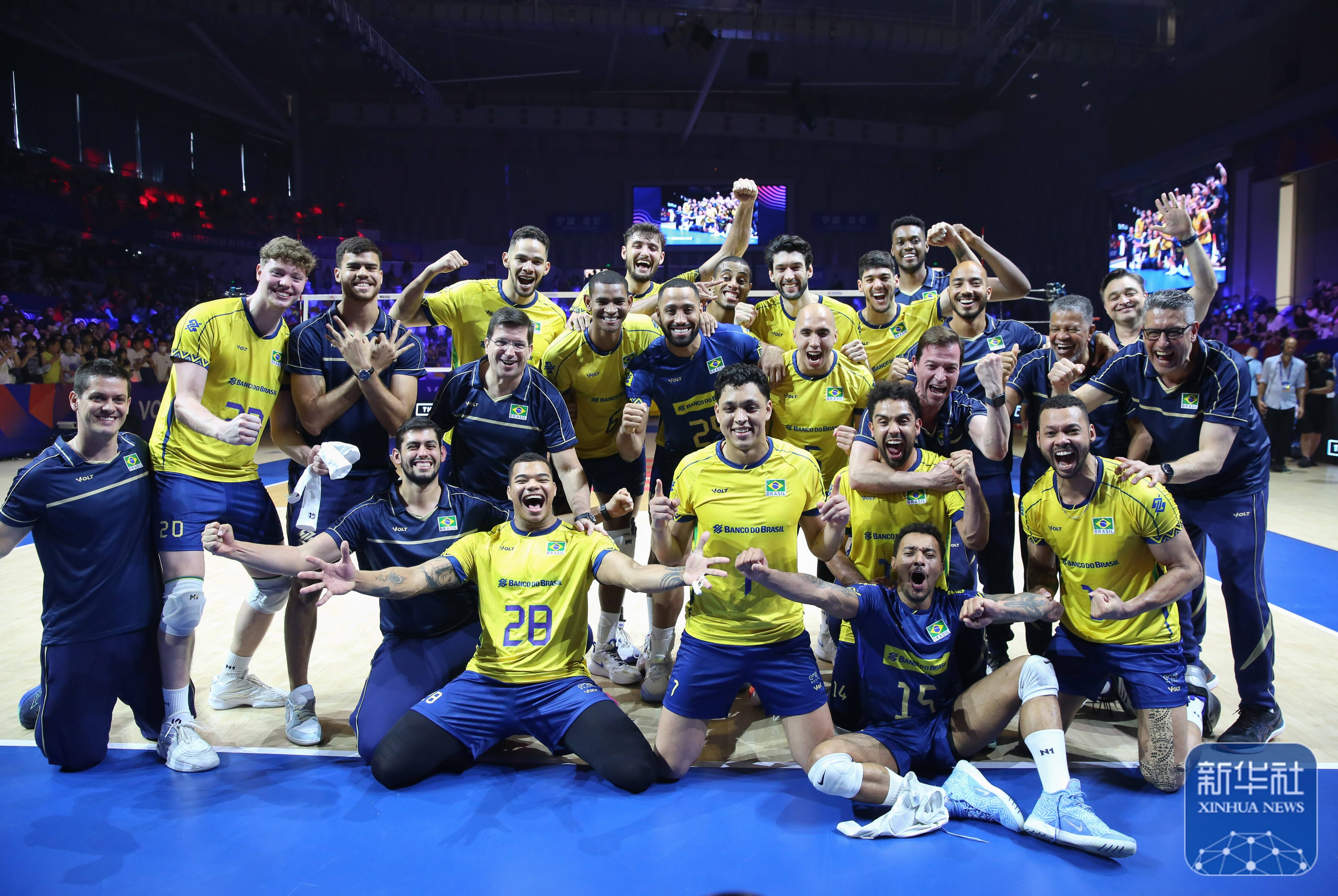 博洛尼亚球员集体热身，积极备战接下来比赛