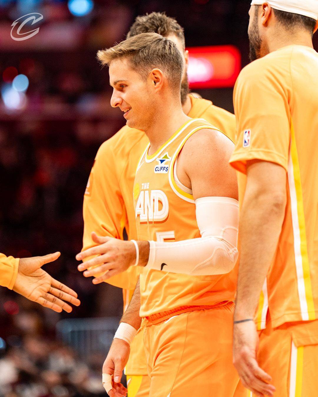 江苏队完胜魔术，米切尔惊艳四座