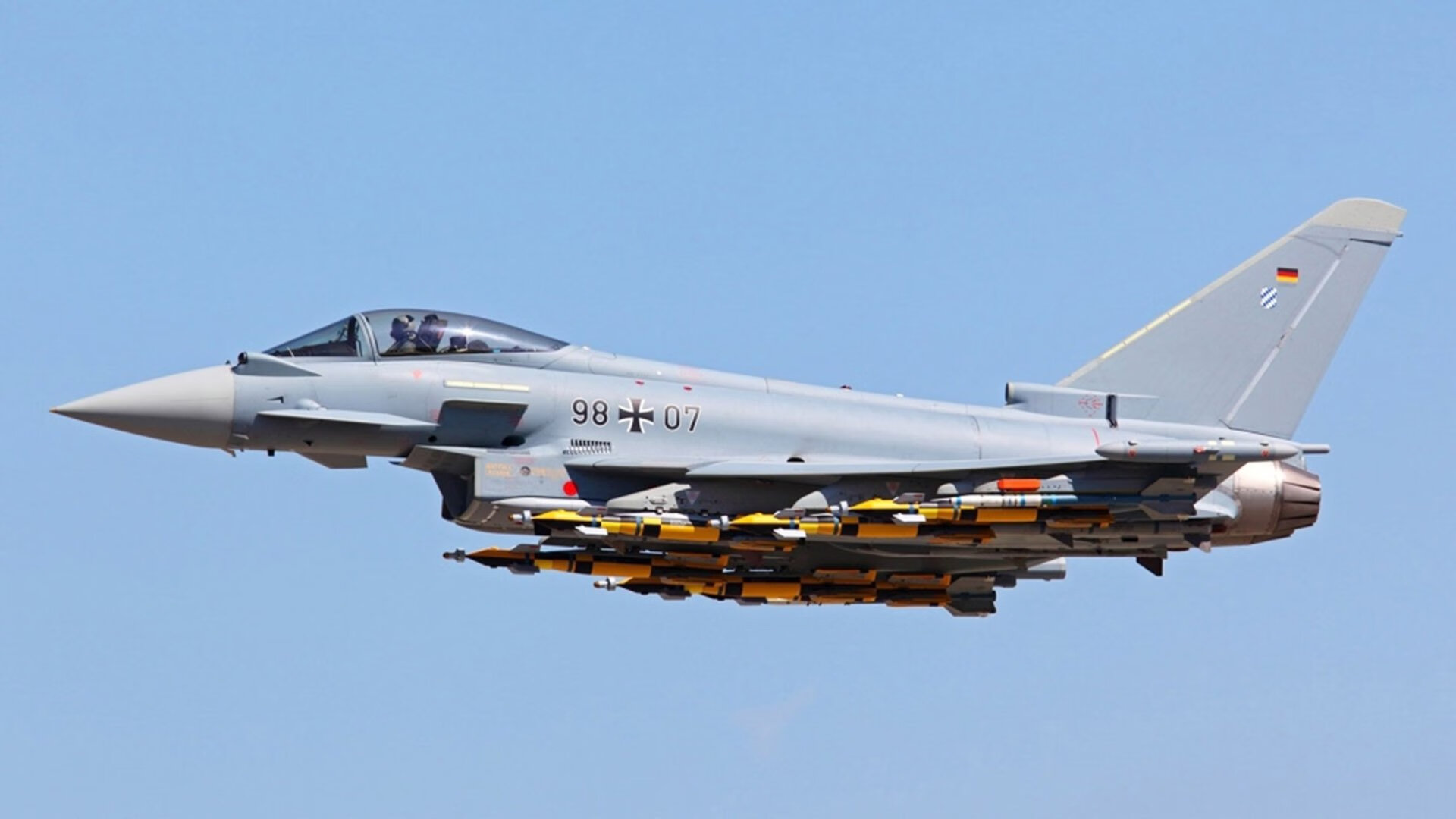 引擎与绿茵的碰撞,当F1街道赛遇见足球奇迹—莱比锡红牛如何掀翻伊朗神话